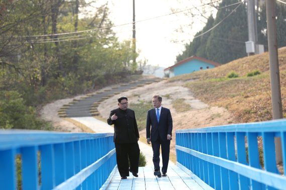 남북정상회담 문재인 김정은 도보다리 산책. 한국공동사진기자단