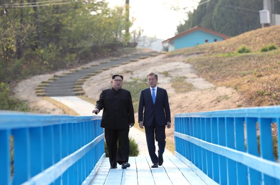 지난 해 4월 27일 열린 1차 남북정상회담 당시 문재인 대통령과 김정은 북한 국무위원장이 도보다리 위를 산책하며 담소를 나누고 있다. /사진=한국공동사진기자단