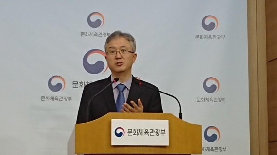 문화체육관광부 이우성 문화예술정책실장이 2일 외교부 청사 브리핑실에서 '제1차 공공디자인 진흥 종합계획'에 대해 설명하고 있다.