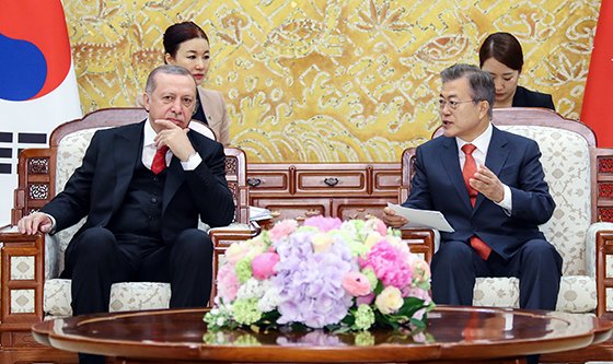 [포스트 4·27]文대통령 "주한미군, 평화협정과 무관"…문정인 특보에 경고