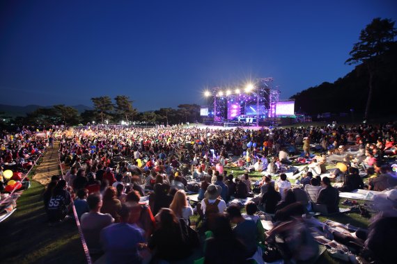 작년에 4만명의 관객이 몰려 든 국내 최대 음악 축제인 서원밸리 그린콘서트. 오는 26일 열리는 올해 공연에도 4만명 이상이 찾아와 누적 관객수 40만명을 돌파할 것으로 예상된다.