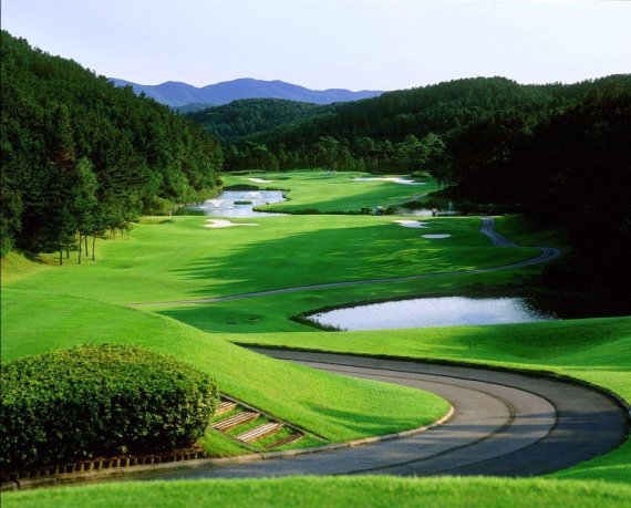 국내 500여개 골프장 중 '가장 아름다운 파5홀'에 선정된 서원밸리CC 서원코스 2번홀 전경.