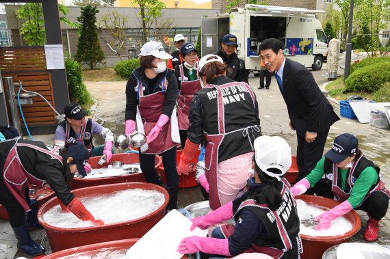 오수봉 하남시장 파란운동화 신고 ‘사랑의 밥차’ 운행. 사진제공=하남시