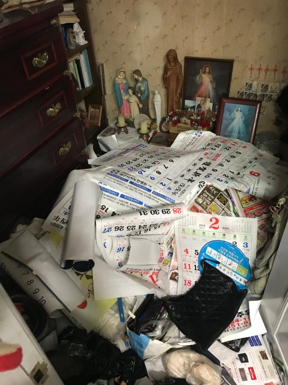 대구 수성구 희망복지지원단은 최근 저장강박증이 있는 할머니(75) 집을 방문, 대청소를 했다. 구청 관계자는 “기초생활수급자 할머니 집 청소를 위해 10번 이상 설득했다”고 전했다./사진=대구 수성구청 제공