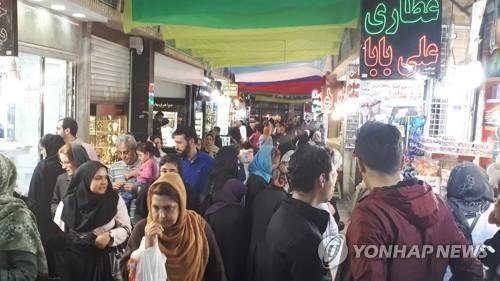7일(현지시간) 오전 이란 테헤란 북부 타즈리시 시장의 시민들.연합뉴스