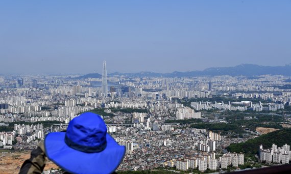 구름 한점 없는 서울하늘 바라보는 시민