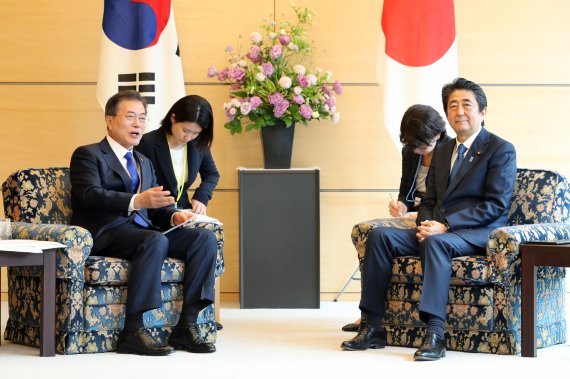 문재인 대통령과 아베 신조 일본 총리가 9일 오후 일본 도쿄 총리관저에서 열린 한·일 정상회담에서 환담하고 있다. /사진=뉴시스