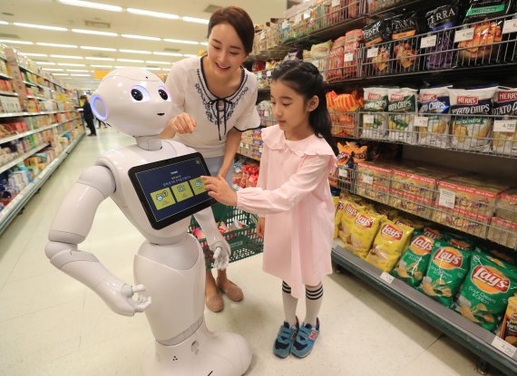 이마트는 오는 29일부터 내년 12일까지 성수점 수입코너에서 고객에게 쇼핑 정보를 안내해주는 로봇 페퍼(Pepper)를 가동한다고 27일 밝혔다. 페퍼가 고객서비스를 하고 있다.