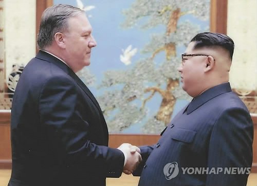 마이크 폼페이오 미국 국무장관이 중앙정보국(CIA) 국장이던 지난 부활절 주말(3월31일~4월1일) 도널드 트럼프 미 대통령 특사자격으로 북한을 방문해 평양에서 김정은 국무위원장과 악수를 나누고 있다. 트럼프 대통령은 8일(현지시간) 백악관에서 가진 기자회견에서 '김정은(국무위원장)과의 다가오는 회담에 대비해 지금 이 순간 폼페이오 장관이 북한으로 가는 중'이라며 '거래가 성사되고, 중국, 한국, 일본의 도움으로 모두를 위해 미래의 큰 번영과 평화가 성취되길 바란다'고 말했다. 연합뉴스
