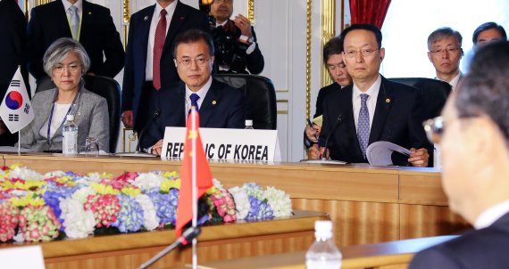 [한중일 정상회의]文대통령-李총리 "세번 만났으니 오랜 친구같다"...주옥같은 인사말로 되짚어본 한중관계