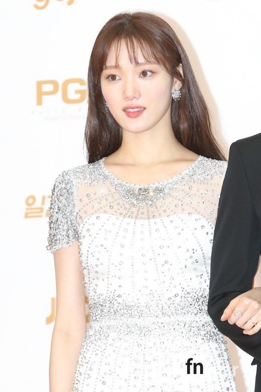 [fn★주목] 이성경, 카멜레온 같은 매력으로 화려한 스크린 데뷔