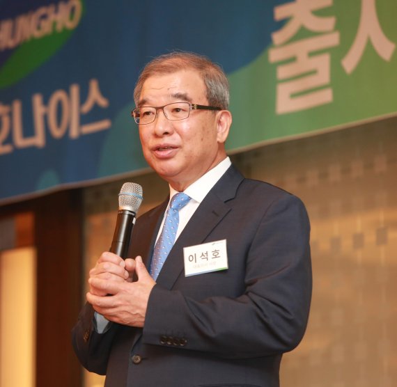 청호나이스 이석호 대표가 9일 서울 소공동 웨스틴조선호텔에서 신제품 정수기 '도도' 출시 간담회를 열고 기자들의 질의에 답하고 있다.