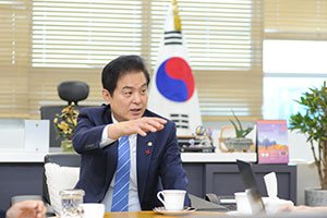 류영진 식품의약품안전처장이 9일 파이낸셜뉴스와의 인터뷰를 통해 '국민이 행복한' 식품 및 의약품 분야 안전관리 정책에 대해 설명하고 있다.