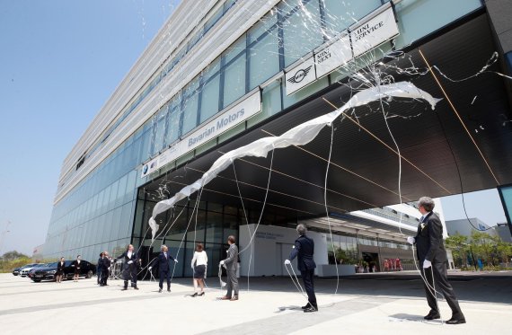 인천 송도국제도시에 자동차 전시관과 서비스센터, 문화시설이 결합된 신개념 자동차 복합문화시설인 ‘BMW 콤플렉스’가 준공했다. 사진은 준공식 전경.