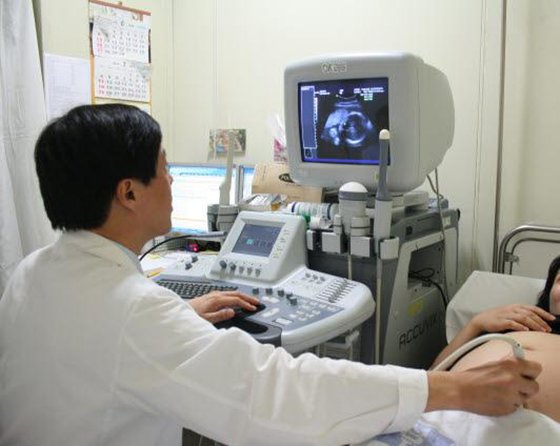 여의도성모병원 산부인과 이영 교수가 나프로 임신법을 시행하는 산모에게 초음파 검사를 하고 있다.