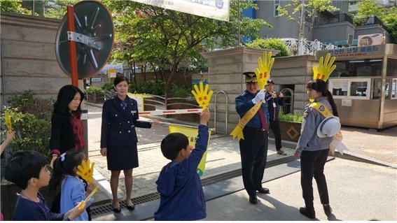 관악경찰서, 초등학교 신입생 대상 '릴레이 엄마손' 캠페인