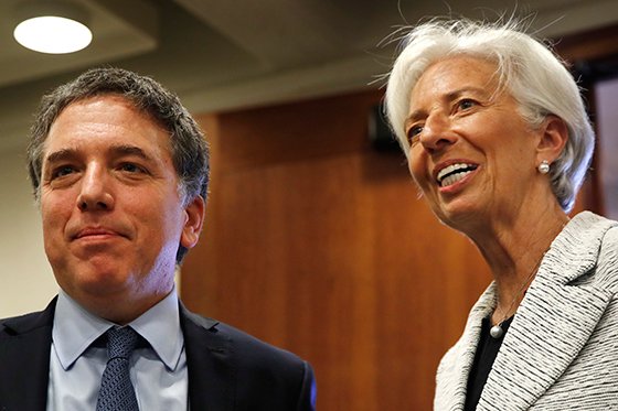 크리스틴 라가르드 국제통화기금(IMF) 총재(오른쪽)가 10일(현지시간) 미국 워싱턴DC의 IMF 본부에서 니콜라스 두요브네 아르헨티나 재무장관과 만나 인사를 나누고 있다. AP연합뉴스