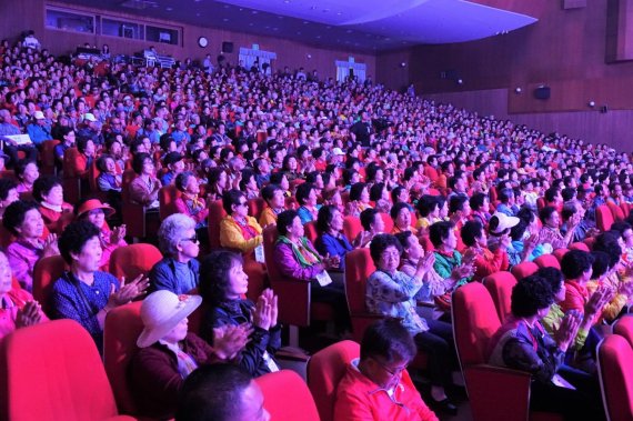 골프존문화재단(이사장 김영찬)은 11일 대전 충남대학교 정심화국제문화회관에서 독거 및 소외계층 어르신들을 위한 사회공헌활동 ‘2018 사랑나눔효큰잔치’를 개최했다. 행사에 참석한 1650명의 어르신들이 가수들의 노래를 들으며 즐거운 한 때를 보내고 있다.