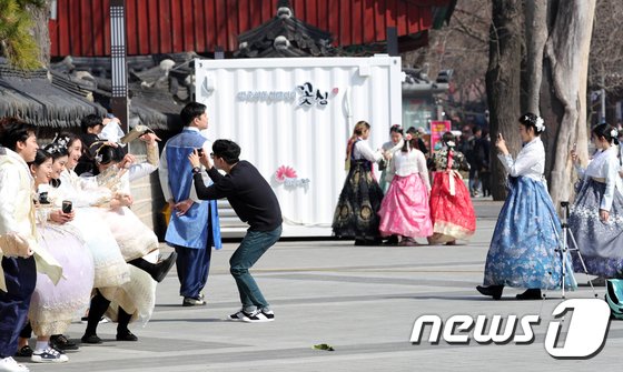 전북 전주 한옥마을을 팢아 한복을 입고 사진을 찍고 있는 관광객들/뉴스1