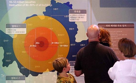 北 "풍계리 핵실험장 23∼25일 폭파"..전쟁기념관 찾은 외국인