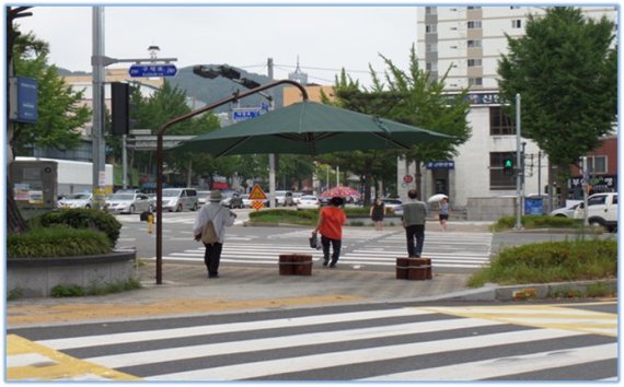 부산시내 횡단보도에 설치돼 있는 그늘막.