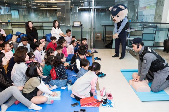 보안전문기업 ADT캡스가 5월 가정의 달을 맞아 지난 12일 서울 삼성동 본사에서 임직원 자녀를 대상으로 부모 직장 체험 행사 ‘아이러브 ADT’를 진행했다. ADT캡스 경호팀이 행사에 참가한 임직원 자녀들에게 심폐소생술 시범을 선보이고 있다.