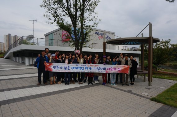 경남 진주 연암도서관이 한국도서관협회 주관 ‘2018년 도서관 길 위의 인문학 공모사업’에 3년 연속 선정됐다./사진=진주시