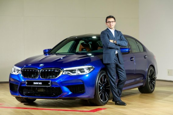 14일 인천 영종도 드라이빙센터에서 개최된 'BMW M 익스피리언스 2018'에서 로타 슈페 BMW그룹 GmbH 판매·마케팅 총괄이 뉴 M5 앞에서 포즈를 취하고 있다.