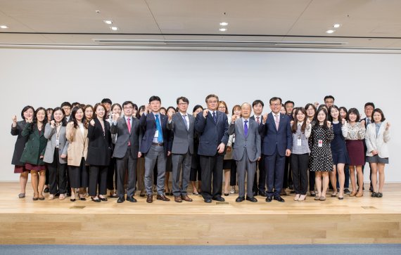 보령제약그룹 김승호 회장(앞줄 오른쪽 일곱번째)과 보령제약 최태홍사장(앞줄 오른쪽 여섯번째), 서울연구소 최성준소장(앞줄 오른쪽 여덟번째) 등 임직원이 14일 서울 창경궁로 보령빌딩 중보홀에서 진행된 서울연구소 설립 5주년 기념식을 진행한 후 기념사진을 찍고 있다.