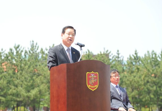 기찬수 병무청장이 14일 경북 포항시 해병대교육훈련단 해병대입영문화제에 참석해 입영장정을 격려하고, 입영장병 가족들에게 감사의 말을 전하고 있다. /사진=병무청