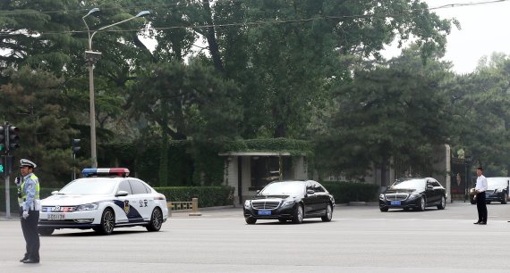 류명선 등 北고위급인사 방중 14일 북한 고위급인사가 중국을 방문한 것으로 알려진 가운데 북한 방문단 의전차량이 이날 오후 중국 국빈관인 댜오위타이 동문으로 나오고 있다. 이번에 방중한 북한 고위급인사 중에는 류명선 북한 노동당 중앙위 부부장, 김능오 노동당 평안북도위원장, 김수길 북한 노동당 평양위원장 등이 포함된 것으로 전해졌다. 북한 방문단 의전차량은 고급세단 8대와 미니버스 2대, 밴 1대로 구성됐다. 연합뉴스