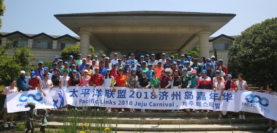 ‘2018 제주 프로젝트 골프 페스티벌을 통해 지난 13일 제주를 찾은 중국인 골프 관광객.