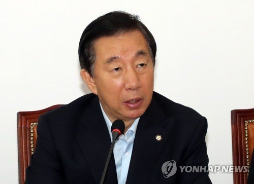 자유한국당 김성태 원내대표가 15일 국회에서 열린 원내대책회의에서 발언하고 있다.