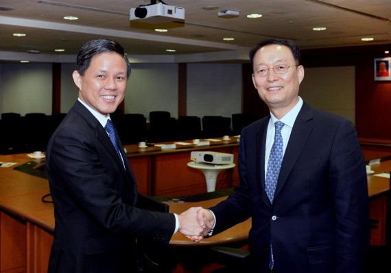 백운규 산업통상자원부 장관(오른쪽)은 15일(현지시간) 싱가포르에서 찬춘싱 싱가포르 통상산업부 장관과 만나 악수하고 있다.