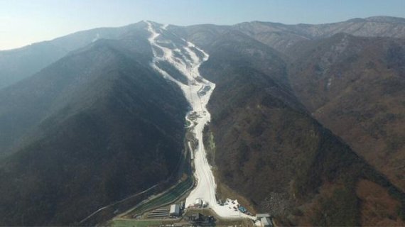 15일 전정환 정선군수는 오는 16일 국제스키연맹(FIS) 총회가 개최되고 있는 그리스 코스타 나바리노에서 아시아스키연맹 총회에 참석해 정선알파인경기장 존치와 당위성에 대한 국제적인 관심과 지지를 호소하는 연설을 하고, 아시아스키연맹 16개 회원국 대표들에게 올림픽시설 사후이용에 대한 탄원서 서명을 받을 계획이다 고 밝혔다. 또, 정선군번영연합회는 15일 산림청과 국무조정실을 방문해 주민 4600명이 서명한 정선알파인경기장 올림픽 유산보존에 대한 탄원서를 제출했다.