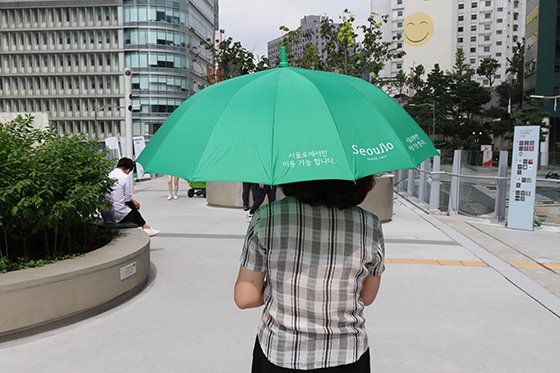 '서울로7017'이 개장 1주년을 앞두고 방문객 천만 명을 돌파한 가운데 16일 한 여성방문객이 우산을 쓰고 서울로를 걷고 있다.