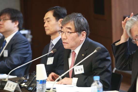 윤석헌 금융감독원장(왼쪽 세번째)이 18일 서울 중구 은행회관에서 열린 '2018년 금융감독자문위원회 전체회의'에서 모두발언을 하고 있다.