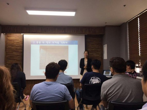 곱창고 점주들이 매장운영에 필요한 실무교육을 받고 있다.