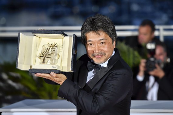 19일(현지시간) 폐막한 제71회 칸국제영화제에서 최고의 영예인 황금종려상을 수상한 일본 감독 고레에다 히로카즈가 트로피를 들어보이고 있다. 연합뉴스