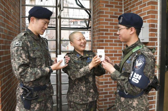 공군 최초 여성 군종법사인 자운 법사(가운데)가 근무자들에게 우유를 전하며 격려하고 있다. /사진=공군