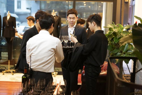지난 18일 서울 청담동 테일러샵에서 열린 '콘차이토로 마르께스 데 까사 콘차 블랙타이' 런칭파티에서 참석자들이 와인을 맛보고 있다.