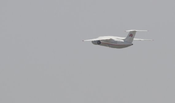 북한 풍계리 핵실험장 폐기 현장을 참관할 외신기자단이 탑승한 고려항공 여객기가 22일 중국 베이징 서우두공항에서 이륙하고 있다. 사진공동취재단