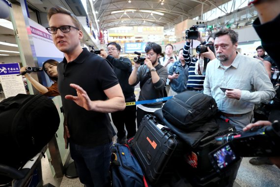 미국 CNN 윌 리플리 기자를 비롯한 북한 풍계리 핵실험장 외신기자단이 22일 중국 베이징 서우두공항에서 원산행 고려항공 여객기에 탑승하기 위해 이동하고 있다. 사진공동취재단