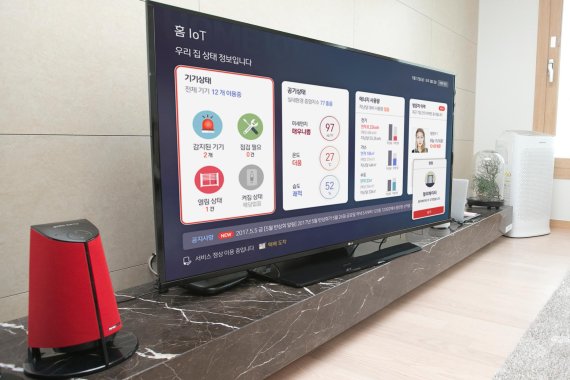 최근 서울의 한 아파트 거실에서 KT의 인공지능(AI) 서비스 '기가지니'와 홈 IoT 기술이 시연되고 있다.