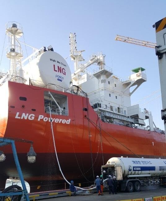 한국가스공사가 항만에 정박해있는 LNG(액화천연가스)추진선 그린아이리스호에 LNG 탱크로리를 통해 LNG를 공급하고 있다.