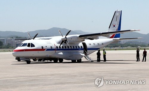 (성남=연합뉴스) 풍계리 핵실험장 폐기 취재를 위해 북한 강원도 원산으로 향하는 남측 공동취재단을 태운 정부 수송기가 23일 오후 서울공항에서 대기하고 있다. 2018.5.23 [사진공동취재단]