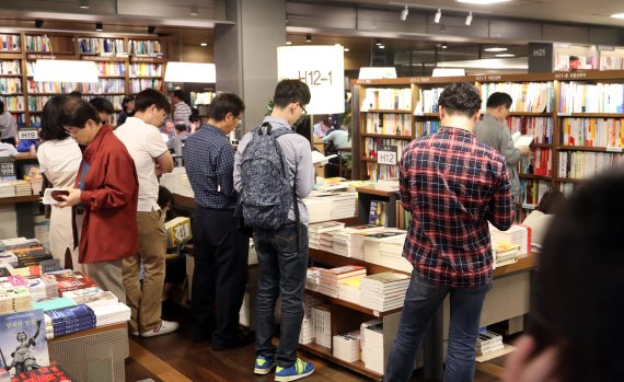 도서정가제 도입 이후 많은 소비자들은 책값이 비싸졌다며 불만을 터트리고 있다. 이 와중에 이달부터 관계업계의 협약으로 도서정가제가 사실상 더 강화된 형태로 운영돼 논란이 되고 있다. 연합뉴스
