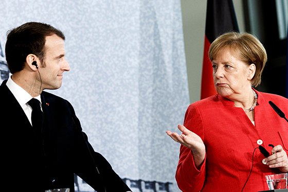 앙겔라 메르켈 독일 총리(오른쪽)와 에마뉘엘 마크롱 프랑스 대통령이 지난달 19일(이하 현지시간) 독일 베를린에서 가진 공동 기자회견에서 서로 바라보고 있다. 미국의 철강·알루미늄 보복관세를 앞두고 21일 열린 유럽연합(EU) 통상장관 회의에선 독일과 프랑스가 다른 입장을 보이며 충돌했다. EPA연합뉴스
