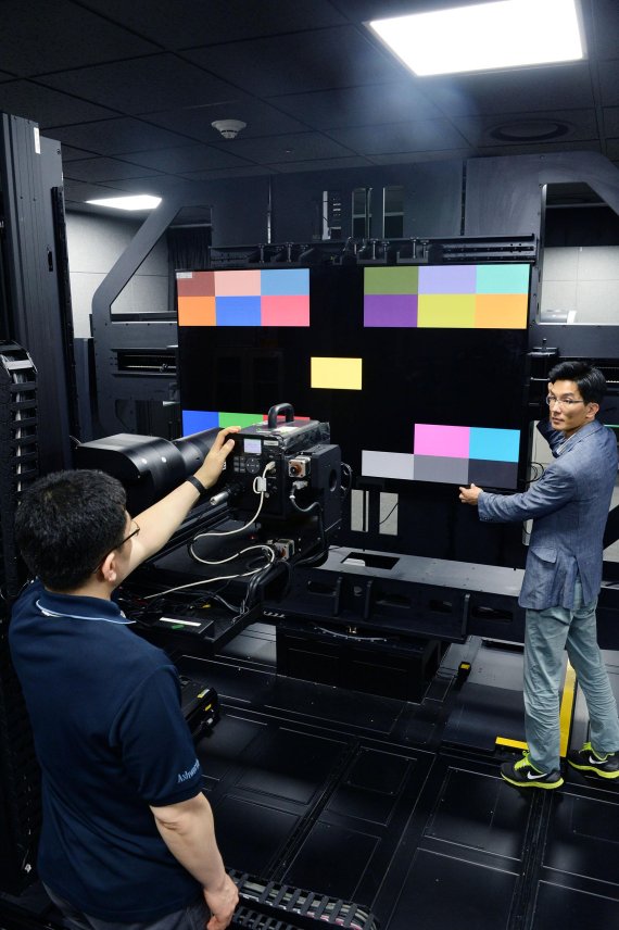LG전자 연구원들이 화질 자동 측정 시스템으로 올레드 TV 화질 특성을 측정하고 있다.