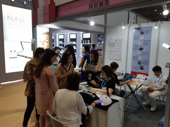 '2018 중국 상하이 국제 미용박람회'에 참가한 지역기업 아발리코코리아가 자사부스를 찾은 현지 바이어들과 상담을 나누고 있다.